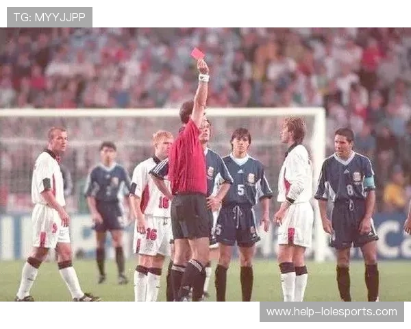 《聚焦足球史上50大传奇球星 探索他们的辉煌成就与球场传奇》